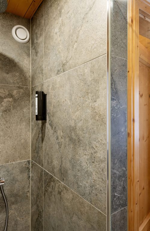 Hotel_FrohNatur_Hinterthiersee_105_Thiersee_08_2025_Apartment_302_Badezimmer_Dusche